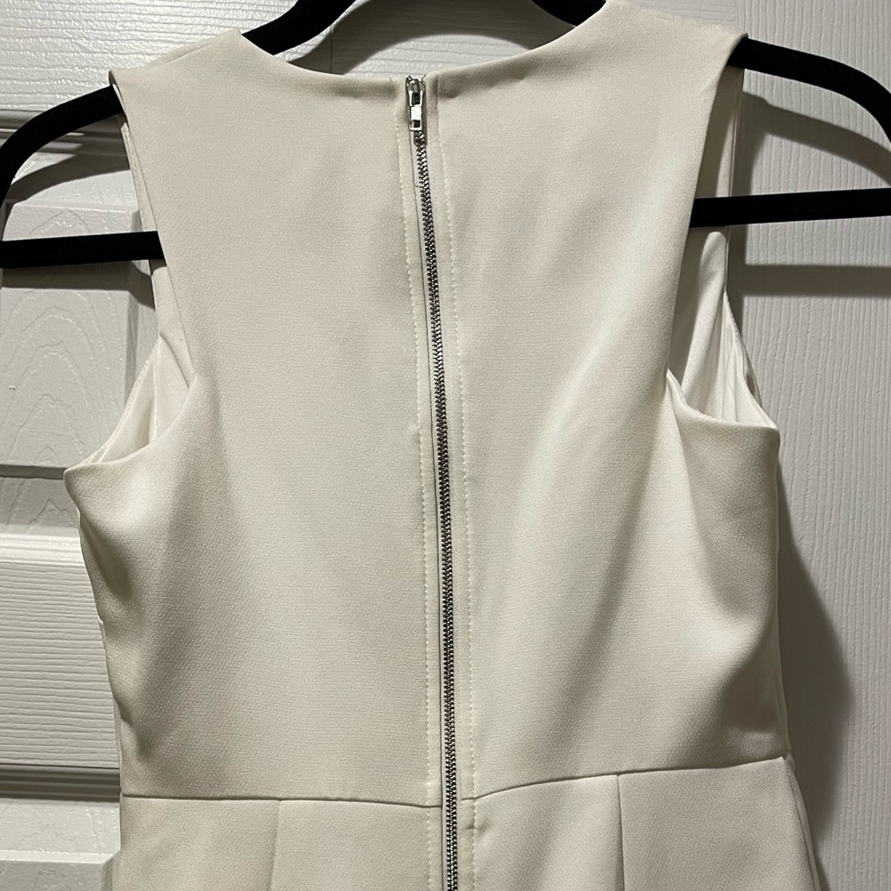 White tailored romper embroidered floral details - Picture 4 of 4